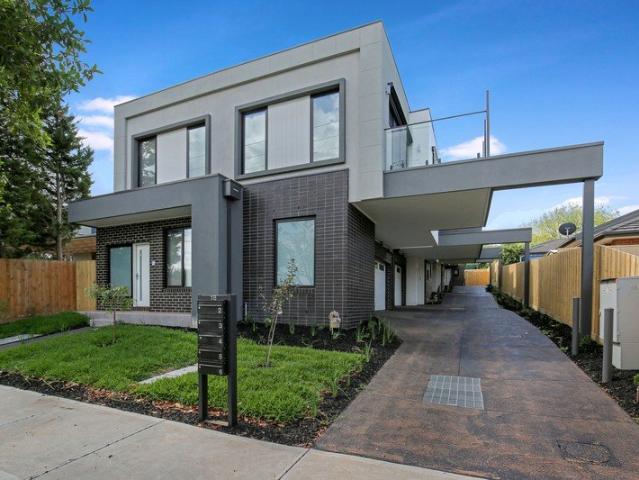Modern reverse living townhouse in convenient Reservoir location