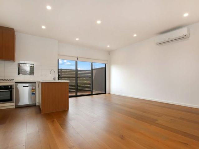 Modern reverse living townhouse in convenient Reservoir location