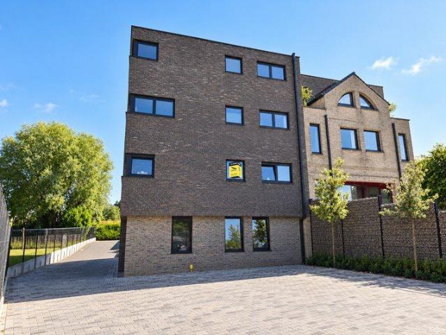 Modern, recent appartement met terras te Erwetegem