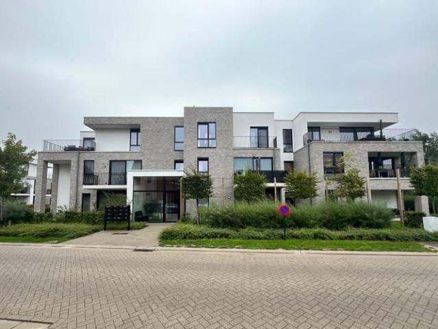 Modern recent twee slaapkamer appartement met staanplaats