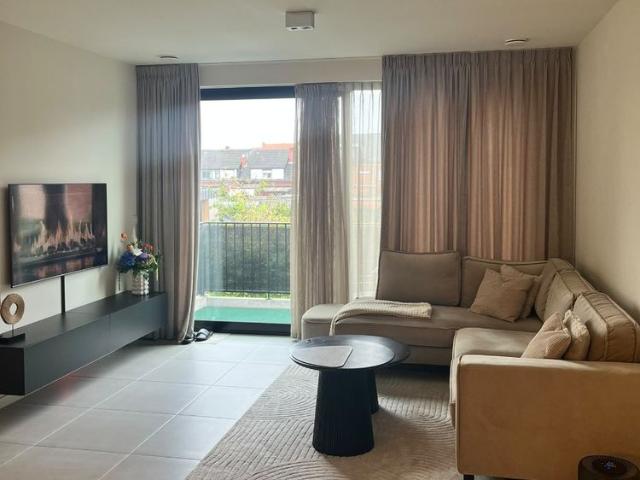 Modern recent twee slaapkamer appartement met staanplaats