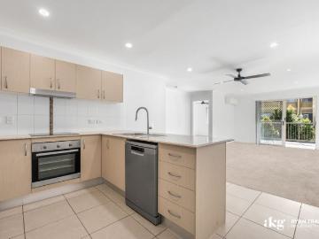 MODERN & REFRESHED UNIT WITH 3 CARPARKS!