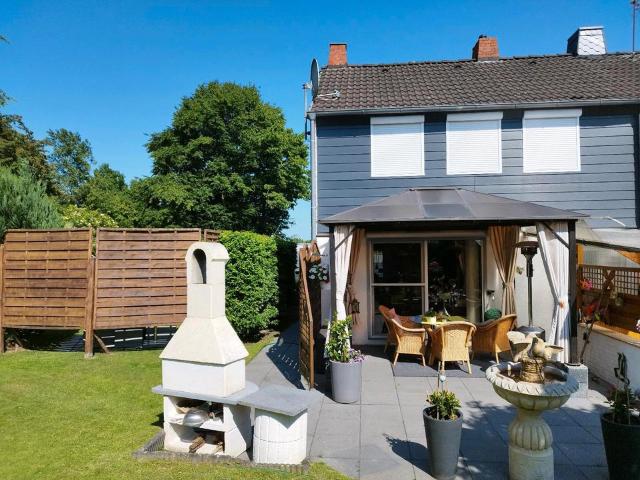 Modern. Reihenendhaus mit großen Grundstück, Garage & Terrasse