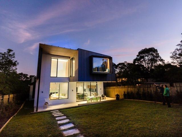 MODERN RENOVATED FAMILY HOME 6 BEDROOMS + STUDY | POOL | ENCLOSED YARD