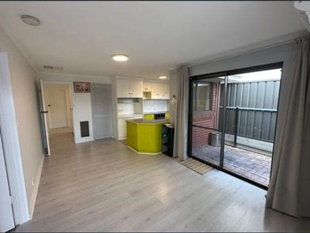 Modern, Renovated Home Close to Paradise Interchange O Bahn Bus Stop & Linear Park