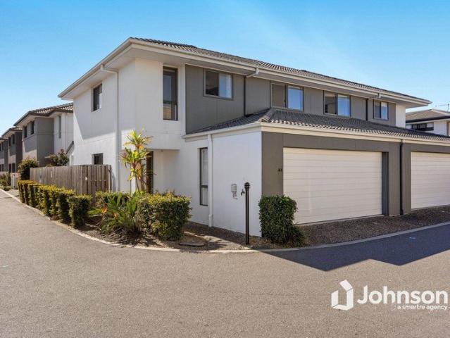 MOVE IN READY, MODERN, TOWNHOUSE WITH DOUBLE GARAGE & PRIVATE COURTYARD