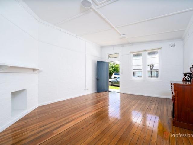 MODERN RENOVATED UNIT IN PRIME CBD LOCATION