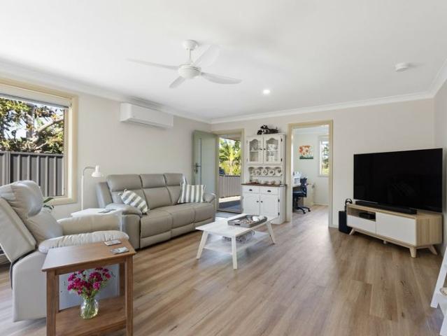 Modern Renovated 3 Bedroom Villa – Walk to Beach, Shops & Caf&aecute s