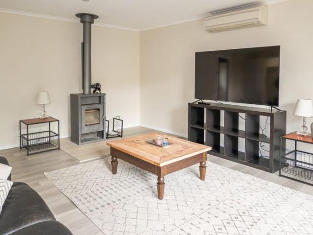 Modern Rental Property with Open Plan Living, Large Garden and Convenient Location
