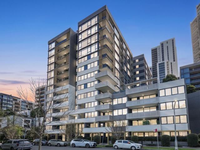 Modern resort apartment in ultra convenient locale