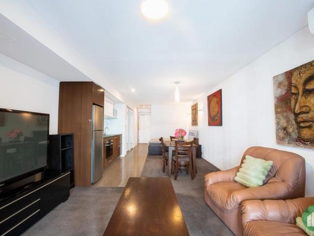 Modern Resort Style Studio in East Perth Furnished