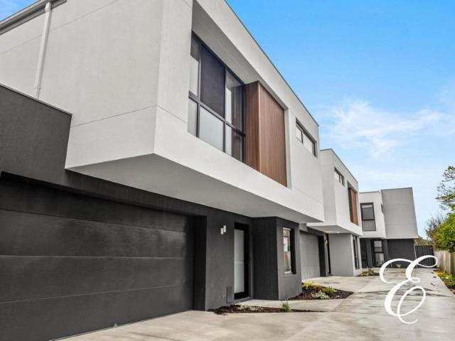 MODERN RIVERSIDE ELEGANCE LIVING