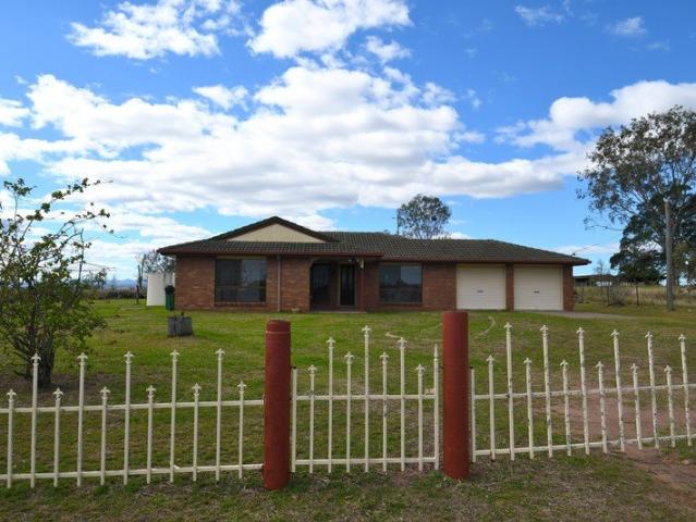 Modern Rural Living on One Acre with Huge Shed Your Peaceful Escape Near Lowood