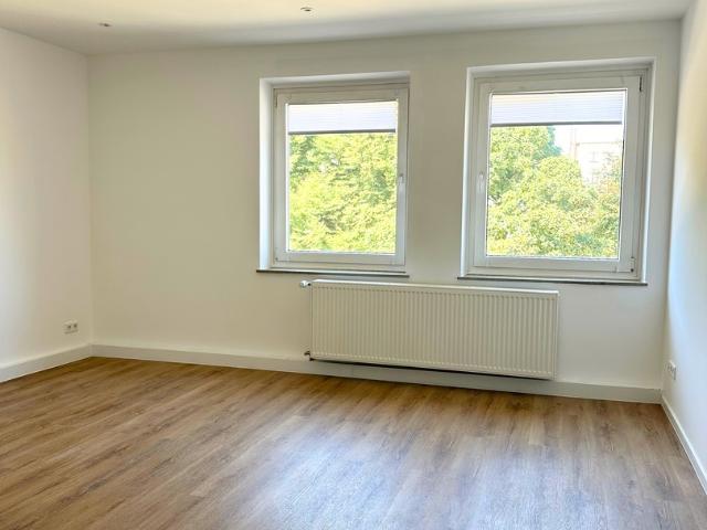 Modern wohnen mit Parkblick. Sanierte 3 Zimmer Wohnung in zentraler Lage