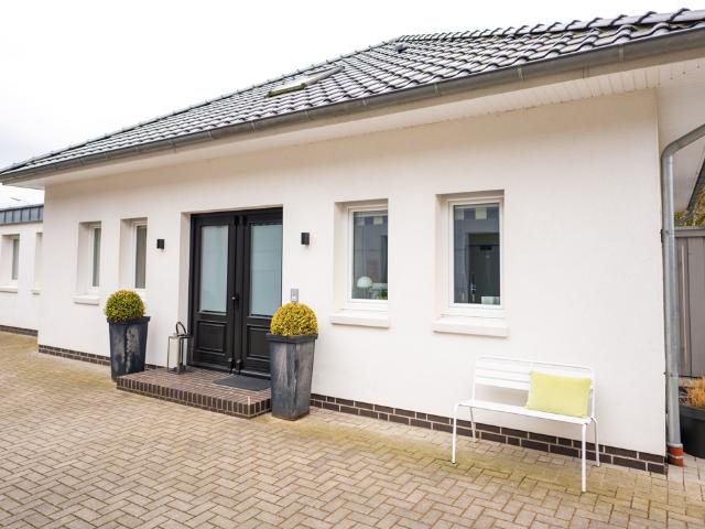 Modern wohnen, erfolgreich investieren – Stilvolles Wohnhaus mit vielseitiger Gewerbehalle