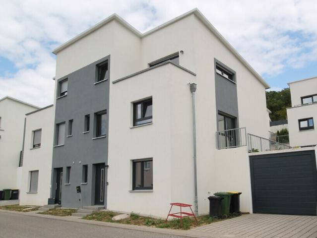 Modern wohnen in Maulbronn – stilvolle Doppelhaushälfte mit Garage, Garten & Dachterrasse