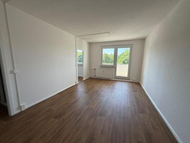 Modern wohnen in Gera Lusan: Renovierte 3 Raum Wohnung mit großzügigem Balkon