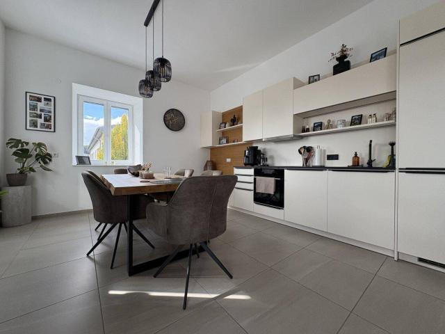 Modern wohnen in Höhnhart: 4 Zimmer, Südbalkon und 2 Stellplätze
