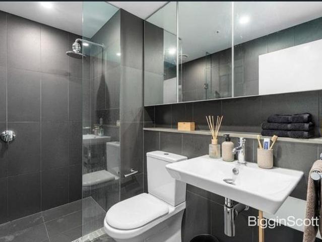 Modern Waterfront Apartment with Pool, Gym & Spa Access
