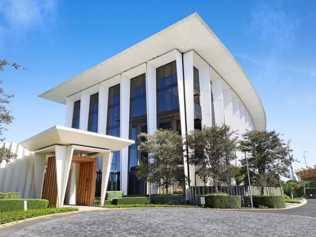 Modern Waterfront Living in the Heart of Benowa