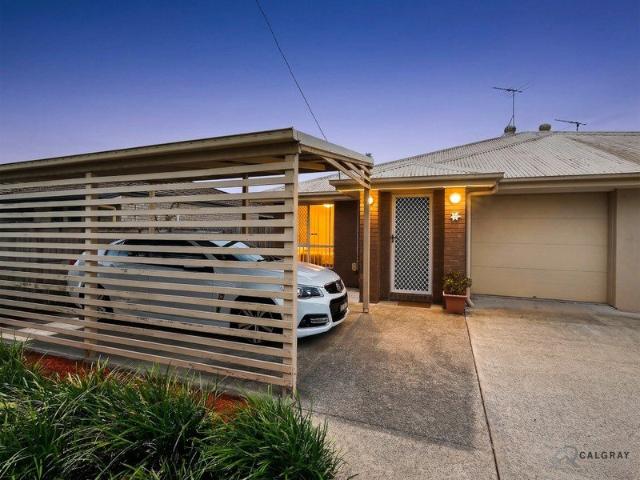 Modern well maintained Duplex BUY ONE OR BOTH ! separate titles $780,000 each 3 brm, ensuite, walk in robe, open plan lounge and dining, internal laundry, single remote garage, covered entertainment