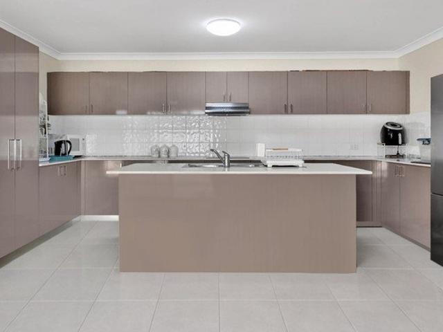 Modern well maintained duplex ready to move in, 3 brms, ensuite, walkin robe, open plan lounge and dining, huge kitchen, sep laundry, garage & carport