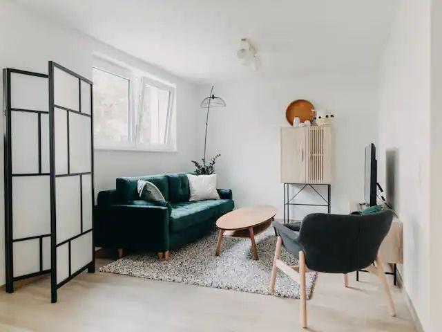 Modern, well styled Apartment with Garage Parking