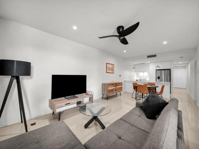 Modern West End Apartment Ultimate Lifestyle & Convenience