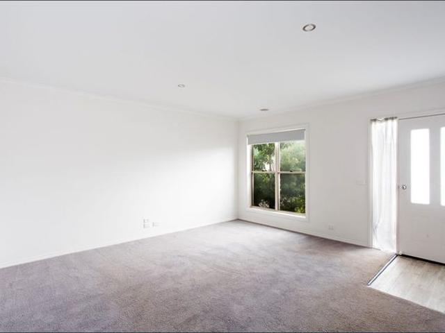 MODERN TOWN HOUSE ONLY MINUTES TO BALLARAT CBD