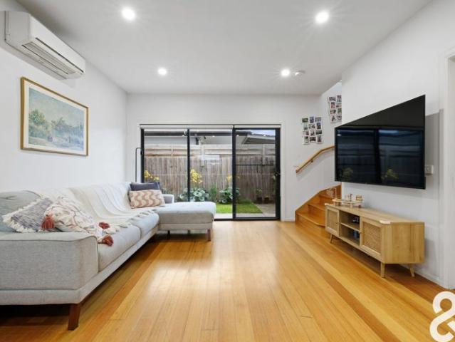 Modern Townhome For Lease