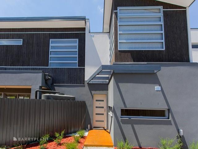 MODERN TOWNHOME IN CENTRAL NOBLE PARK