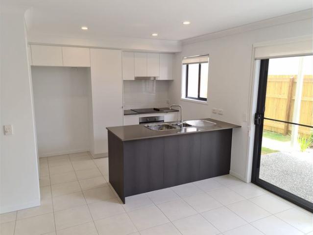 Modern, townhouse NBN, Expansive living throughout and quiet boutique develoment