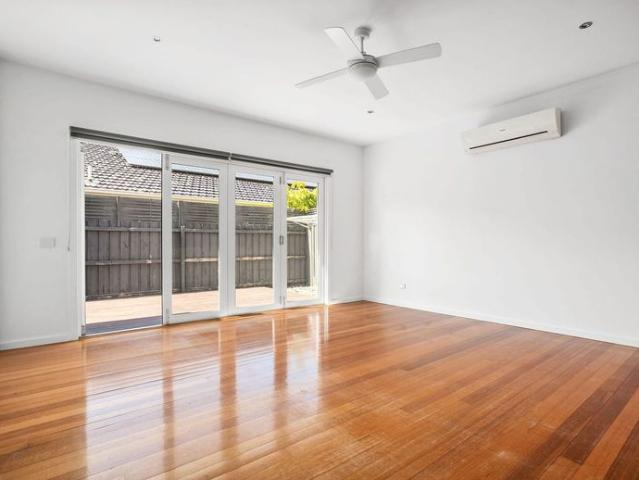 MODERN TOWNHOUSE | OUTDOOR DECK| CLOSE TO SHOPE