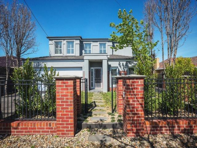 MODERN TOWNHOUSE | OUTDOOR DECK| CLOSE TO SHOPE