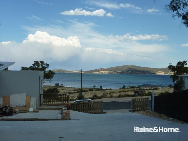 MODERN TOWNHOUSE OVERLOOKING RALPHS BAY!
