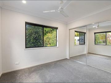 Modern Townhouse Offering Comfort & Convenience