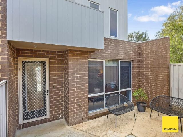 Modern Townhouse Offering Comfort & Convenience