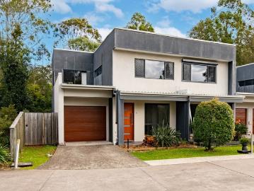 Modern Townhouse Offering Comfort & Convenience