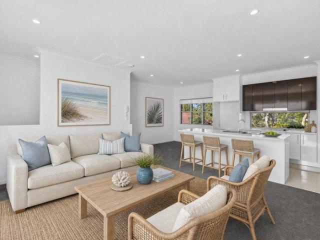 MODERN TOWNHOUSE ON THE DOORSTEP OF OYSTER POINT