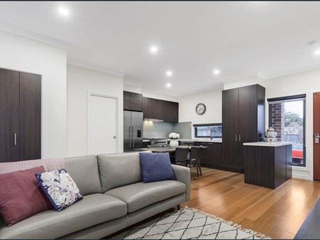 Modern Townhouse Opposite Huntingdale Golf Course
