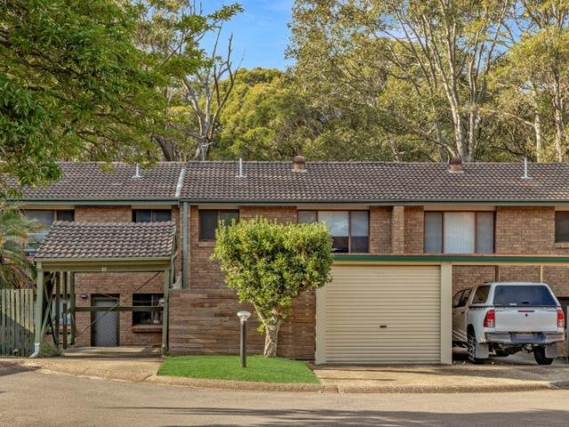 Modern Townhouse Backing onto Peaceful Bushland Low Maintenance Living with a Natural Outlook