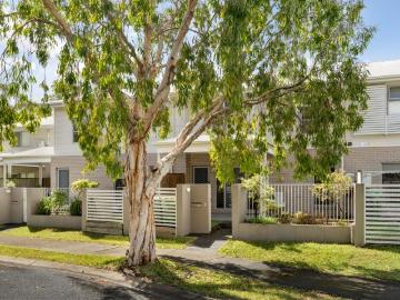 Modern Townhouse Close to all Amenities