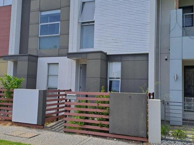 Modern Townhouse Close To Everything