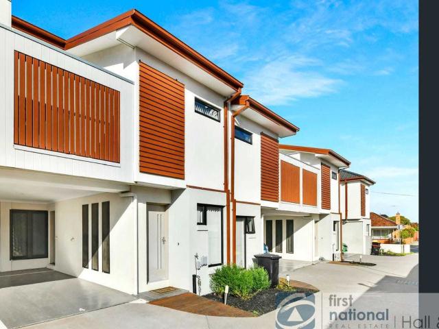 Modern Townhouse for Rent Convenient Location!