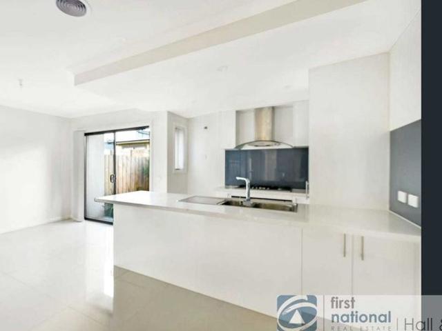 Modern Townhouse for Rent Convenient Location!