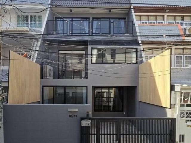 Modern Townhouse for Rent Ekkamai | Family Home Best Value | Near BTS Ekkamai | 80,000 THB/Month | ทาวน์โฮมโมเดิร์นให้เช่า เอกมัย เหมาะสำหรับครอบครัว คุ้มค่า ใกล้ BTS เอกมัย 80,000 บาท/เดือน – LTHC14992