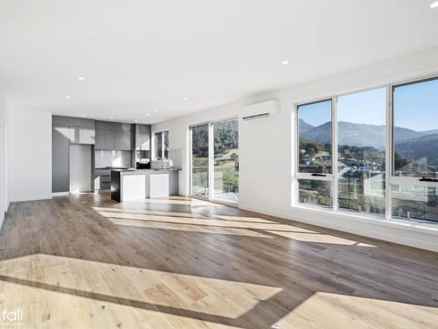 Modern Townhouse, Great Location