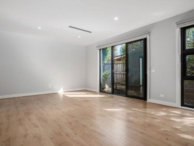 MODERN TOWNHOUSE | IDEAL LOCATION| QUALITY FITTINGS