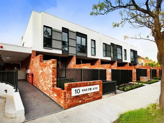 Modern townhouse in one of Melbourne's premier suburban locales!