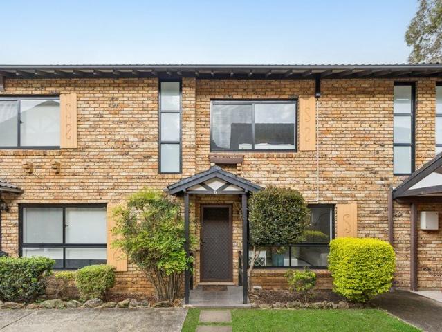 Modern Townhouse In A Convenient Locale